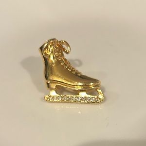gold tone ice skate pin/ excellent condition